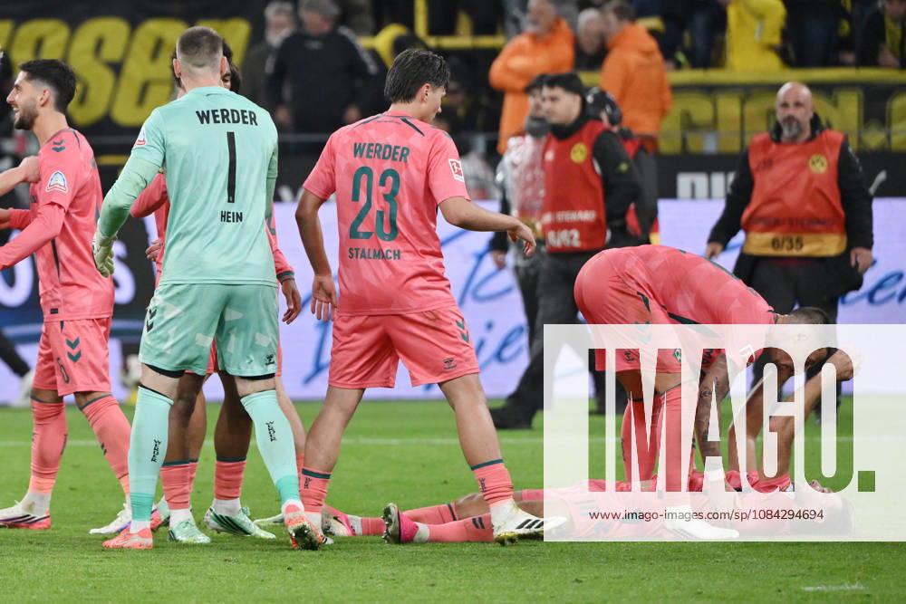 Celebrations in Bremen after the final whistle; on the right, Niclas Füllkrug of Werder Bremen with Marco Friedl, Werder Bremen, October 9, 2026; Soccer, Bundesliga, 2026–2027 season, Matchday 5, Borussia Dortmund vs. SV Werder Bremen. DFL regulations prohibit any use of photographs as image sequences and or quasi-video. Dortmund, Signal Iduna Park, North Rhine-Westphalia, Germany Team2
