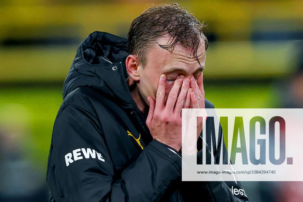 Soccer, Borussia Dortmund vs. SV Werder Bremen, Bundesliga 1, Matchday 5, Signal Iduna Park, 2026–27 Season: Disappointment at BVB after the 2–2 draw; Maximilian Beier (BVB 14) covers his face with his hands in disappointment; disappointment on the field. DFB regulations prohibit any use of photographs as image sequences and or quasi-video. North Rhine-West, Germany