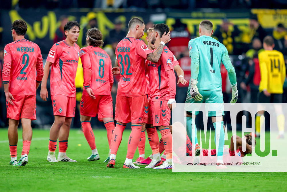 Soccer, Borussia Dortmund vs. SV Werder Bremen, Bundesliga 1, Matchday 5, Signal Iduna Park, 2026–27 Season: Relief for Werder Bremen after the 2–2 draw; the team celebrates on the field. Mick Schmetgens (Werder Bremen 33), Marco Friedl (Werder Bremen 32), Olivier Deman (Werder Bremen 02), Karl Hein (Werder Bremen 01), Niclas Füllkrug (Werder Bremen 10), Mitchell Weiser (Werder Bremen 08), Marco Grüll (Werder Bremen 17), Ludovit Reis (Werder Bremen 15). DFB regulations prohibit any use of photographs as image sequences and or quasi-video. North Rhine-Westphalia, Germany