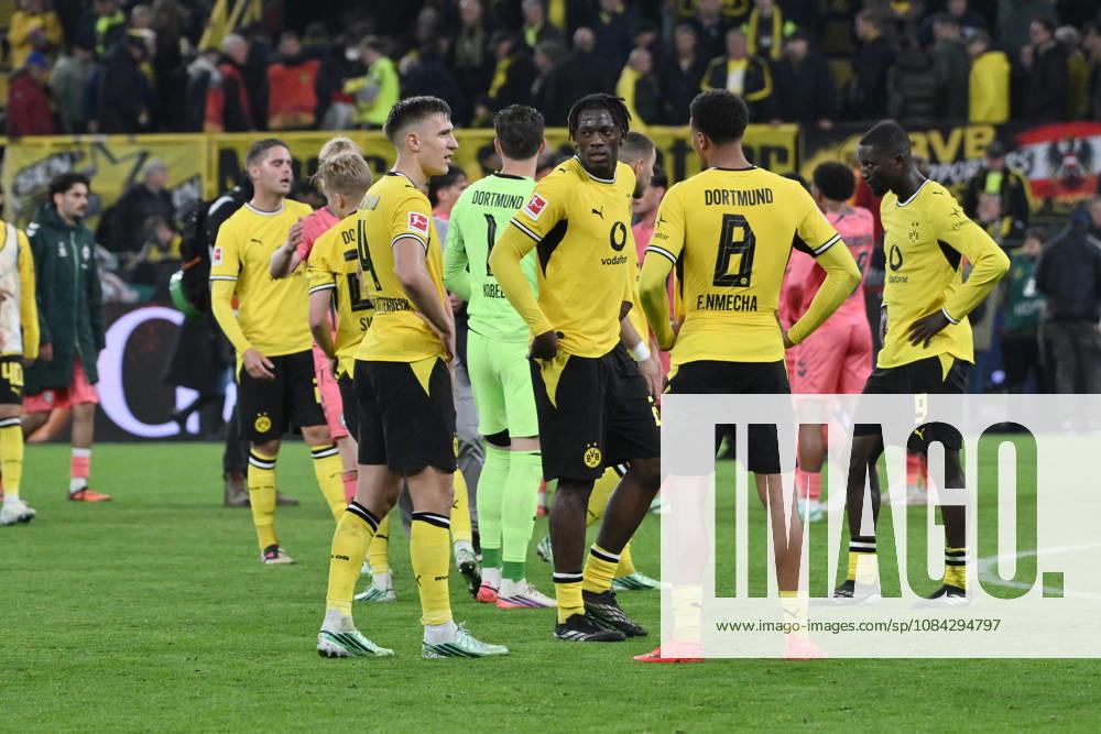 Disappointment after the final whistle, from left: Nico Schlotterbeck (Borussia Dortmund), goalkeeper Gregor Kobel (Borussia Dortmund), Joane Gadou (Borussia Dortmund), Felix Nmecha (Borussia Dortmund), October 9, 2026, Soccer, Bundesliga 1, 2026–2027 season, Matchday 5, Borussia Dortmund vs. SV Werder Bremen. DFL regulations prohibit any use of photographs as image sequences and or quasi-video. Dortmund, Signal Iduna Park, North Rhine-Westphalia, Germany Team2