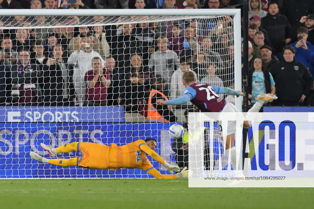 West Ham vs QPR Championship Jarrod Bowen of West Ham United misses a late penaslty during the West Ham vs Queens Park Rangers, EFL Championship match at the London Stadium Stratford. This image is for . Licence required from the Football DataCo for any other use. London The London Stadium UK