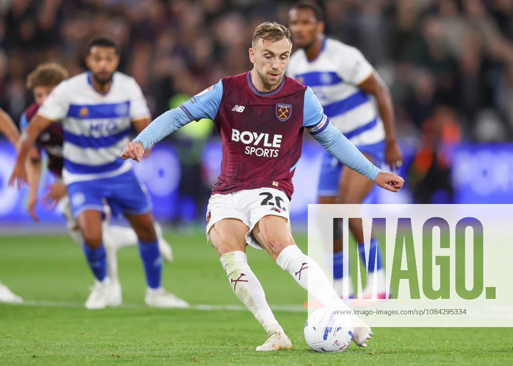 West Ham United v Queens Park Rangers, EFL Sky Bet Championship, EFL, Football, London Stadium, London, UK - 09 Oct 2026 Jarrod Bowen of West Ham United takes a penalty London London Stadium Stratford GBR, UK NEWSPAPERS OUT