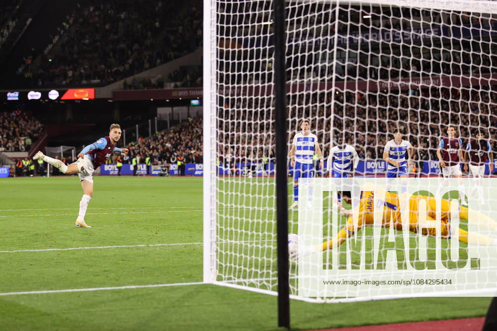 West Ham United gegen Queens Park Rangers, 9. Oktober 2026, London, EFL Championship, Fußball: West Ham United gegen Queens Park Rangers. Jarrod Bowen von West Ham United schießt in der letzten Minute einen Elfmeter, der jedoch von QPR-Torhüter Pierce Charles gehalten wird. Foto: Jacques Feeney. Abseits. London, Großbritannien