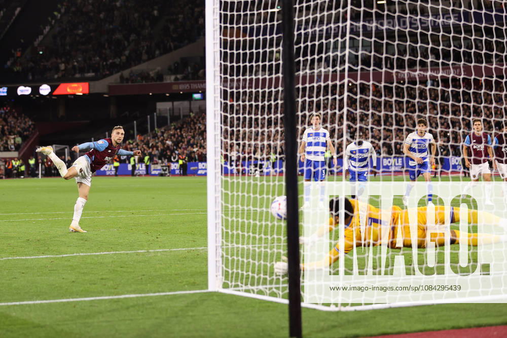 West Ham United gegen Queens Park Rangers, 9. Oktober 2026, London, EFL Championship, Fußball: West Ham United gegen Queens Park Rangers. Jarrod Bowen von West Ham United schießt in der letzten Minute einen Elfmeter, der jedoch von QPR-Torhüter Pierce Charles gehalten wird. Foto: Jacques Feeney. Abseits. London, Großbritannien