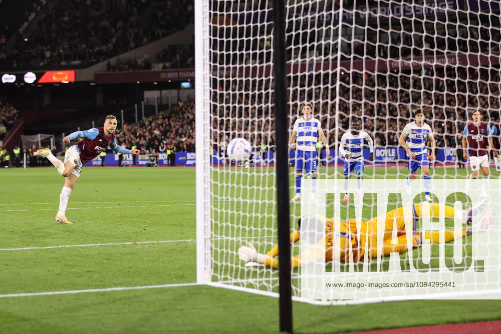 West Ham United gegen Queens Park Rangers, 9. Oktober 2026, London, EFL Championship, Fußball: West Ham United gegen Queens Park Rangers. Jarrod Bowen von West Ham United schießt in der letzten Minute einen Elfmeter, der jedoch von QPR-Torhüter Pierce Charles gehalten wird. Foto: Jacques Feeney. Abseits. London, Großbritannien