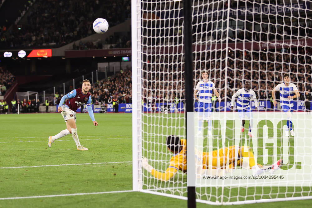 West Ham United gegen Queens Park Rangers, 9. Oktober 2026, London, EFL Championship, Fußball: West Ham United gegen Queens Park Rangers. Jarrod Bowen von West Ham United schießt in der letzten Minute einen Elfmeter, der jedoch von QPR-Torhüter Pierce Charles gehalten wird. Foto: Jacques Feeney. Abseits. London, Großbritannien