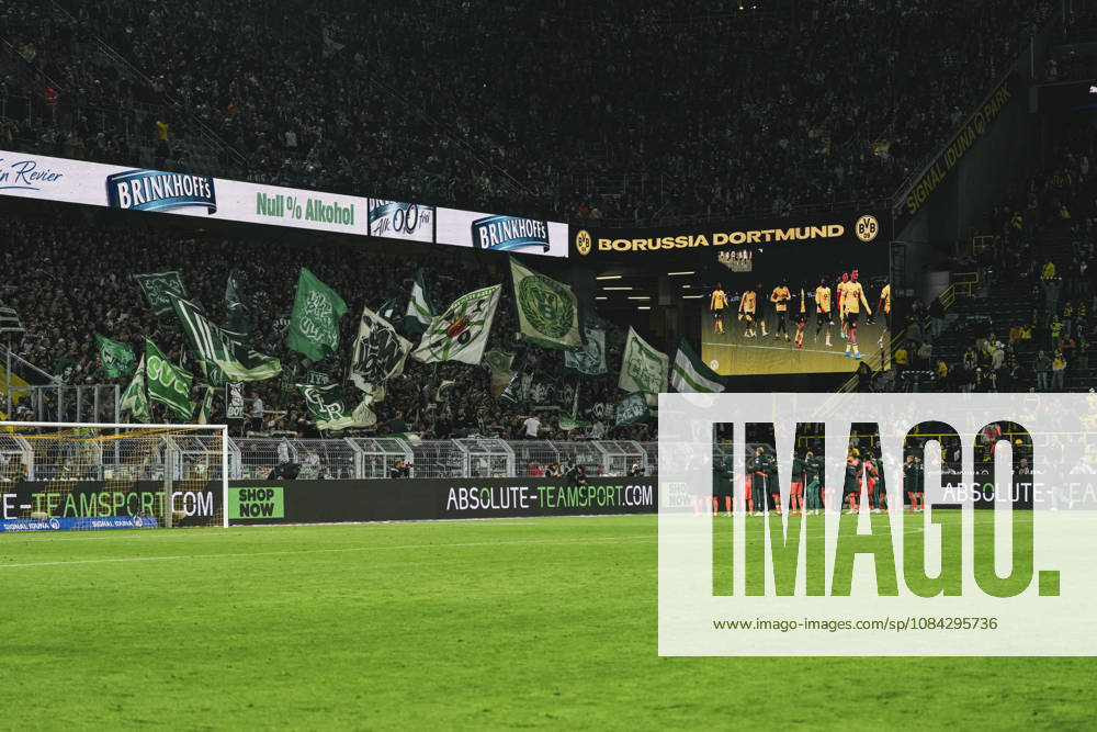 Soccer, Bundesliga 1, Borussia Dortmund vs. SV Werder Bremen: The Bremen team celebrates the 2–2 draw in front of the visiting fans. DFL and DFB regulations prohibit any use of photographs as image sequences and or quasi-video. Dortmund