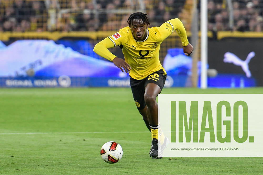 Joane Gadou Dortmund 22 Action Single Image Cutout 09 10 2026 ¢ Soccer ¢ Borussia Dortmund vs. SV Werder Bremen, Signal Iduna Park, Dortmund, DFB and DFL regulations prohibit any use of photographs as image sequences and or quasi-video. NRW, Germany