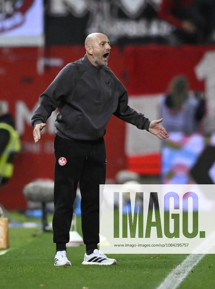 Coach Torsten Lieberknecht, 1. FC Kaiserslautern (FCK), angry gesture, 1. FC Heidenheim 1846 (FCH) vs. 1. FC Kaiserslautern, October 9, 2026. DFL regulations prohibit any use of photographs as imGE SEQUENCES AND OR QUASI-VIDEO 1 FC Heidenheim 1846 FCH vs. 1 FC Kaiserslautern