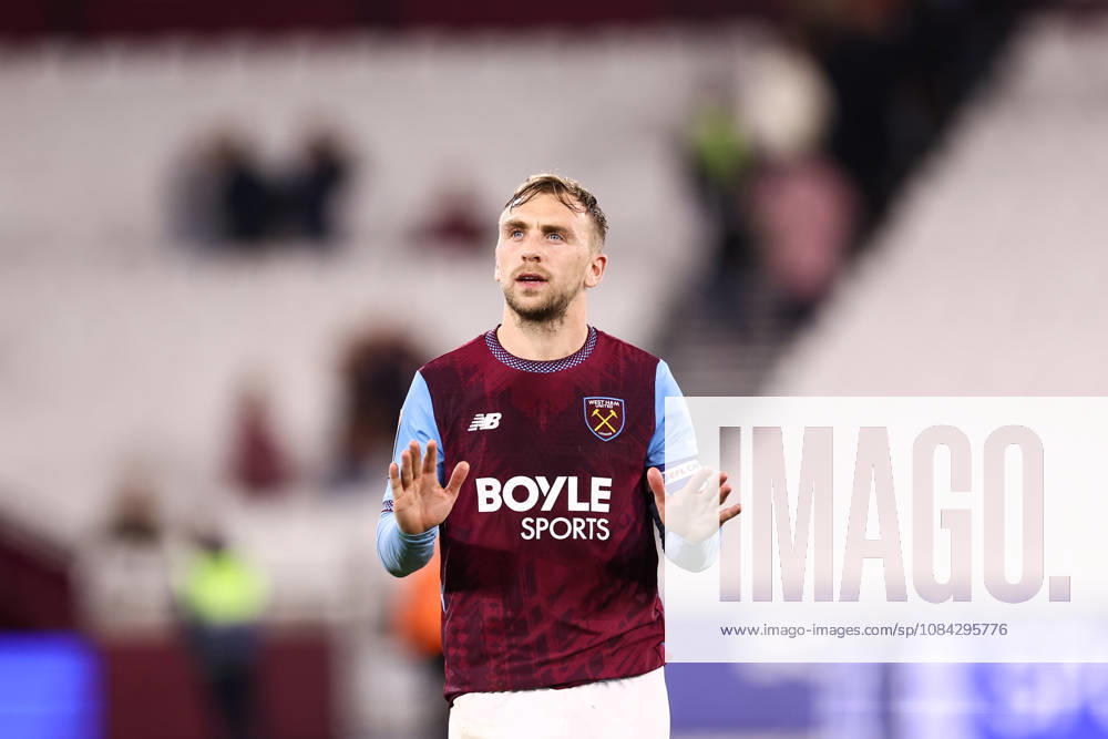 West Ham United gegen Queens Park Rangers, 9. Oktober 2026, London, EFL Championship, Fußball: West Ham United gegen Queens Park Rangers – Jarrod Bowen von West Ham United entschuldigt sich nach dem Abpfiff bei den Fans, nachdem er einen Elfmeter verschossen hat. Foto: Jacques Feeney, Abseits, London, Großbritannien
