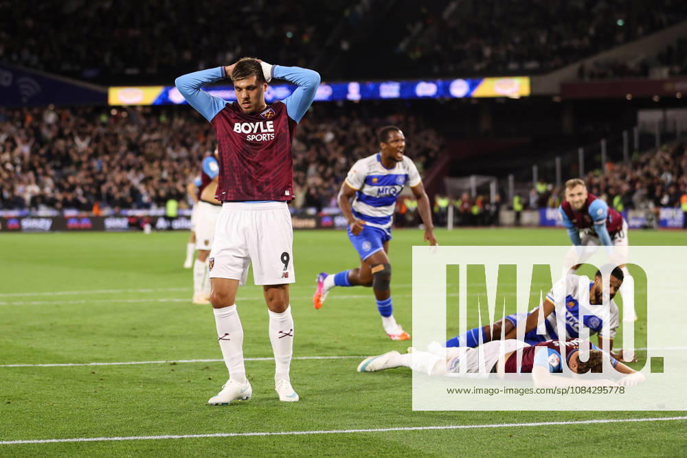 West Ham United gegen Queens Park Rangers, 9. Oktober 2026, London, EFL Championship, Fußball: West Ham United gegen Queens Park Rangers. Joel Piroe von West Ham United reagiert, nachdem er eine Chance verpasst hat, nachdem Jarrod Bowen von West Ham United einen Elfmeter verschossen hatte. Foto: Jacques Feeney. Abseits. London, Großbritannien.