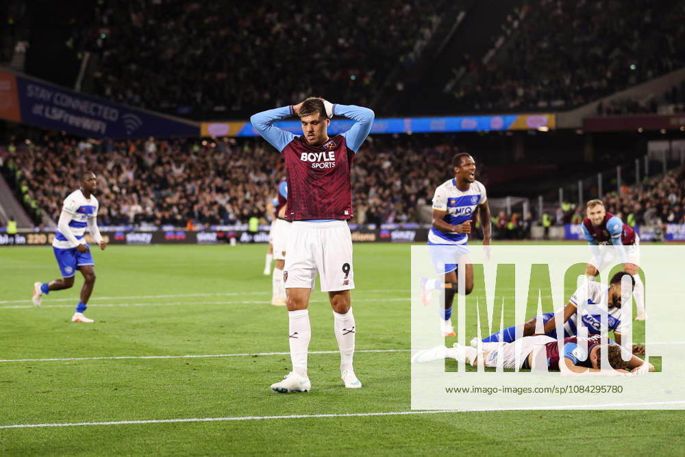 West Ham United gegen Queens Park Rangers, 9. Oktober 2026, London, EFL Championship, Fußball: West Ham United gegen Queens Park Rangers. Joel Piroe von West Ham United reagiert, nachdem er eine Chance verpasst hat, nachdem Jarrod Bowen von West Ham United einen Elfmeter verschossen hatte. Foto: Jacques Feeney. Abseits. London, Großbritannien.