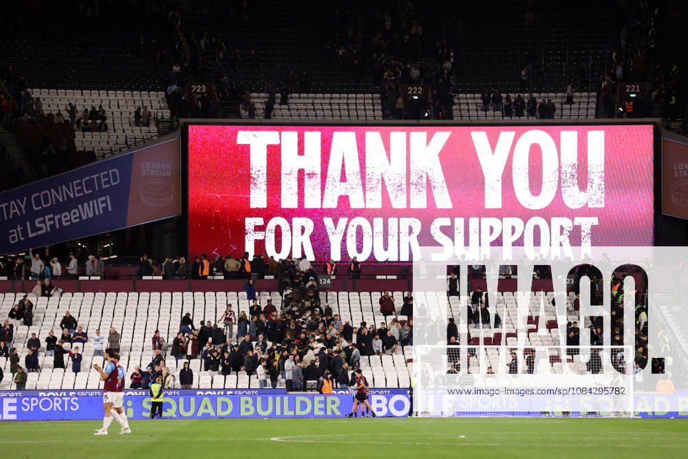West Ham United gegen Queens Park Rangers, 9. Oktober 2026, London, EFL Championship, Fußball: West Ham United gegen Queens Park Rangers. Auf der Großleinwand erscheint die Botschaft Danke für eure Unterstützung , während die Fans eilig den Platz verlassen. Foto: Jacques Feeney, Offside, London, Großbritannien