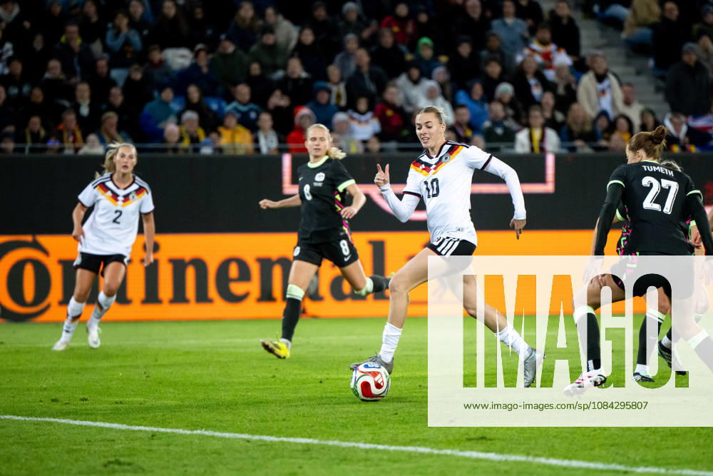 GER, Soccer, Women s, International Match, Karlsruhe, Germany vs. Australia, Laura Freigang (Germany), 10 am Ball, Karlsruhe, BBBank Wildpark, Baden-Württemberg, Germany