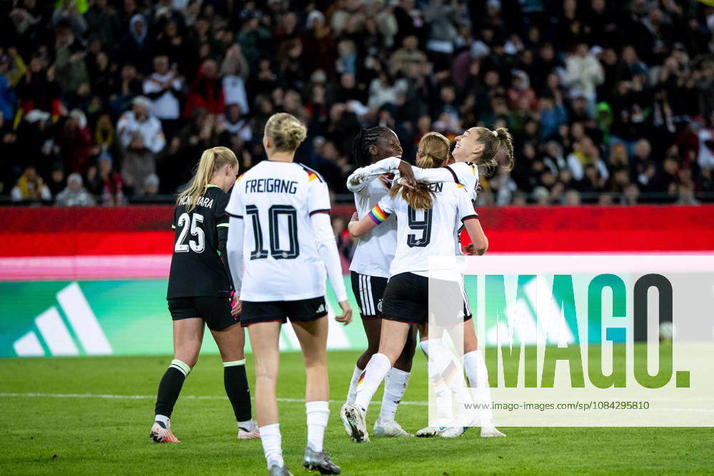 GER, Soccer, Women s, International Match, Karlsruhe, Germany vs. Australia: Nicole Anyomi (Germany, 8), Sjoeke Nüsken (Germany, 9), and Sophia Kleinherne (Germany, 23) celebrate the goal that made the score 4–2. Karlsruhe BBBank Wildpark, Baden-Württemberg, Germany