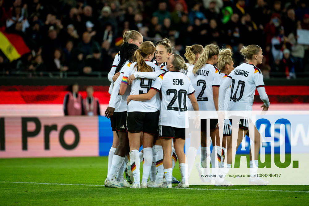 GER, Soccer, Women s, International Match, Karlsruhe, Germany vs. Australia Sjoeke Nüsken (Germany), 9, Sophia Kleinherne (Germany), 23, Elisa Senß (Germany, 20), Marie Müller (Germany, 2), Laura Freigang (Germany, 10), and the team celebrate the goal that made it 4–2. Karlsruhe BBBank Wildpark, Baden-Württemberg, Germany