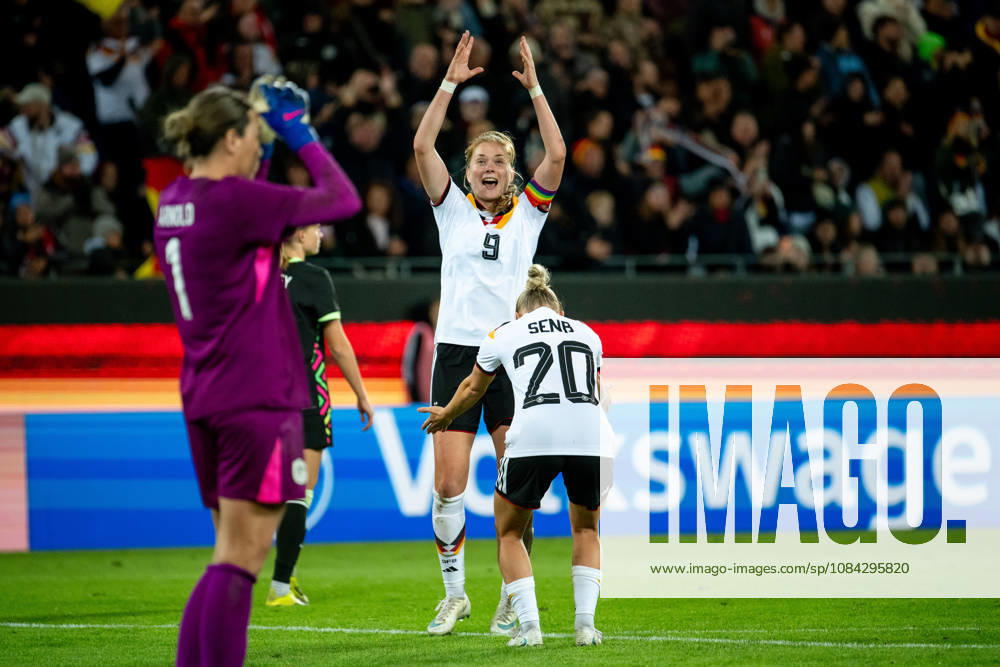 GER, Soccer, Women s, International Match, Karlsruhe, Germany vs. Australia: Sjoeke Nüsken (Germany, 9) and Elisa Senß (Germany, 20) celebrate the goal that made it 4–2, Karlsruhe BBBank Wildpark, Baden-Württemberg, Germany