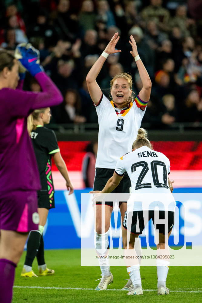 GER, Soccer, Women s, International Match, Karlsruhe, Germany vs. Australia: Sjoeke Nüsken (Germany, 9) and Elisa Senß (Germany, 20) celebrate the goal that made it 4–2, Karlsruhe BBBank Wildpark, Baden-Württemberg, Germany