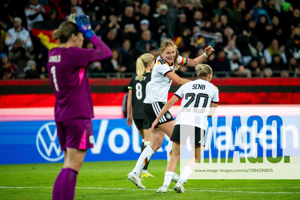 GER, Soccer, Women s, International Match, Karlsruhe, Germany vs. Australia: Sjoeke Nüsken (Germany, 9) and Elisa Senß (Germany, 20) celebrate the goal that made it 4–2, Karlsruhe BBBank Wildpark, Baden-Württemberg, Germany