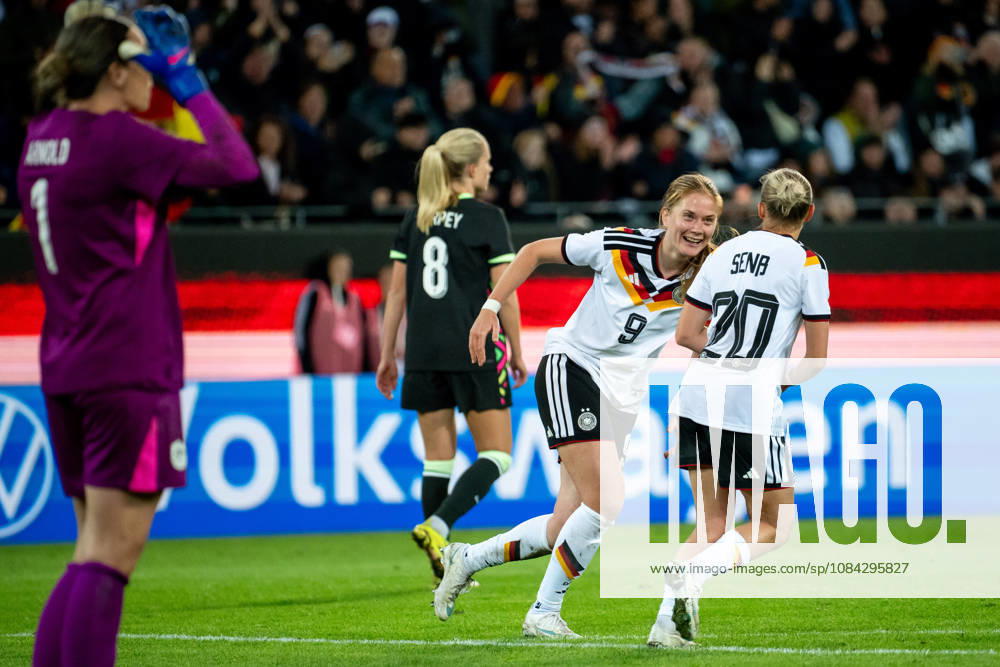 GER, Soccer, Women s, International Match, Karlsruhe, Germany vs. Australia: Sjoeke Nüsken (Germany, 9) and Elisa Senß (Germany, 20) celebrate the goal that made it 4–2, Karlsruhe BBBank Wildpark, Baden-Württemberg, Germany