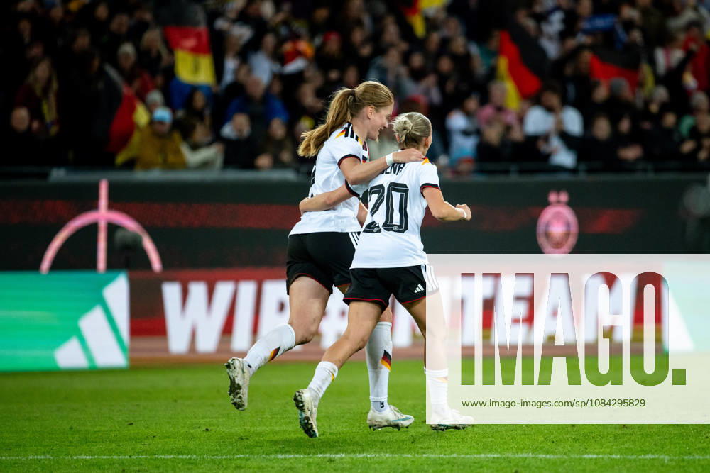 GER, Soccer, Women s, International Match, Karlsruhe, Germany vs. Australia: Sjoeke Nüsken (Germany, 9) and Elisa Senß (Germany, 20) celebrate the goal that made it 4–2, Karlsruhe BBBank Wildpark, Baden-Württemberg, Germany