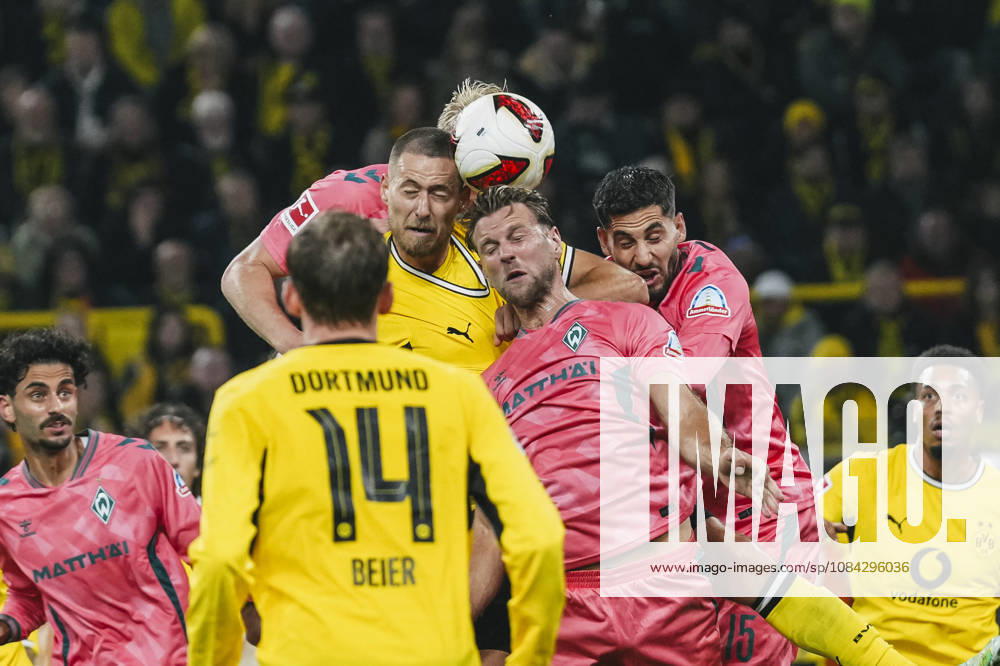 Soccer, Bundesliga 1, Borussia Dortmund vs. SV Werder Bremen: Heading duel between Waldemar Anton (3), Dortmund, Niclas Füllkrug 10, Bremen, and Ludovit Reis 15, Bremen. DFL and DFB regulations prohibit any use of photographs as image sequences and or quasi-video. Dortmund