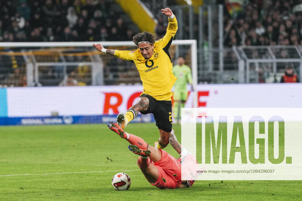 Soccer, Bundesliga 1, Borussia Dortmund vs. SV Werder Bremen: A tackle between Fabio Silva (21), Dortmund, and Marco Friedl (32), Bremen. DFL and DFB regulations prohibit any use of photographs as image sequences and or quasi-video. Dortmund