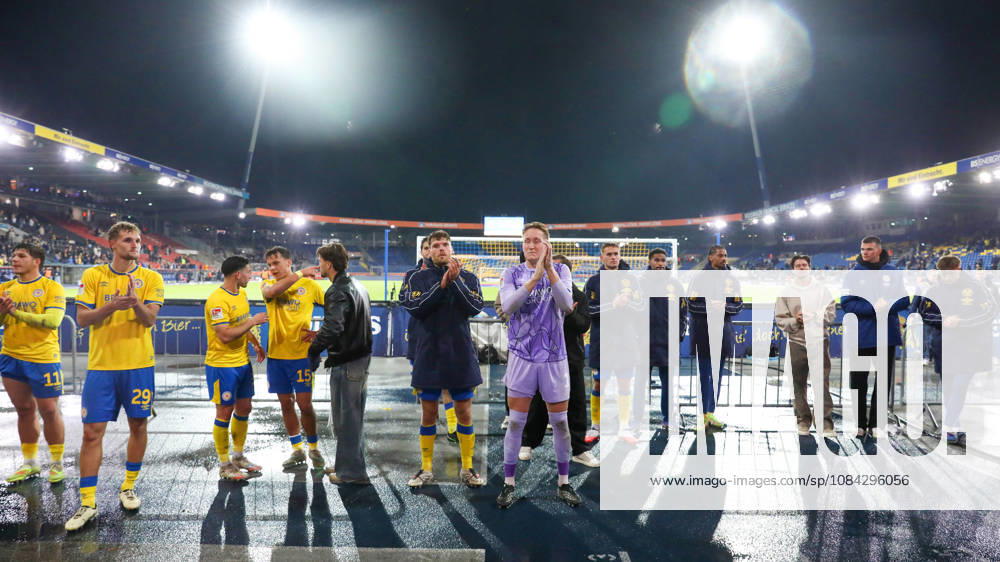 Braunschweig vs. Kiel, 2nd Bundesliga Braunschweig, October 9, 2026, Soccer, Men s, 2nd Bundesliga, 2026–2027 Season, Eintracht Braunschweig vs. Holstein Kiel The Eintracht Braunschweig team thanks the fans after the game. DFL and DFB regulations prohibit any use of photographs as image sequences and or quasi-video. Stadion an der Hamburger Straße, Lower Saxony, Germany