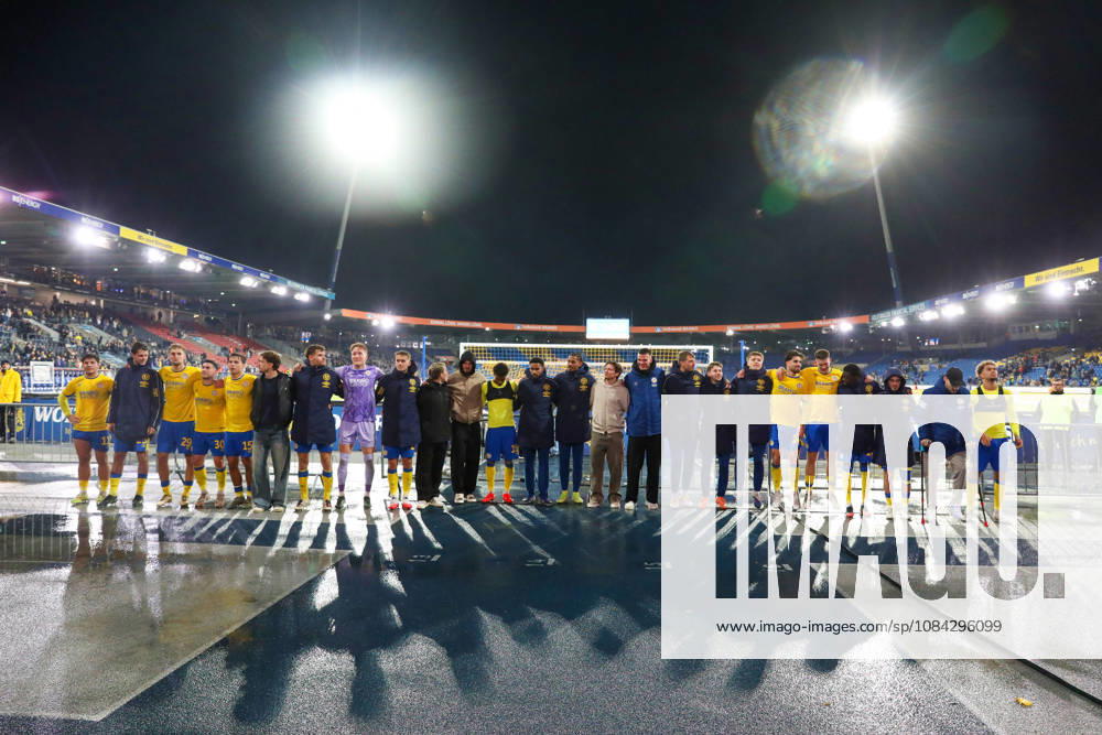 Braunschweig vs. Kiel, 2nd Bundesliga Braunschweig, October 9, 2026, Soccer, Men s, 2nd Bundesliga, 2026–2027 Season, Eintracht Braunschweig vs. Holstein Kiel The Eintracht Braunschweig team thanks the fans after the game. DFL and DFB regulations prohibit any use of photographs as image sequences and or quasi-video. Stadion an der Hamburger Straße, Lower Saxony, Germany