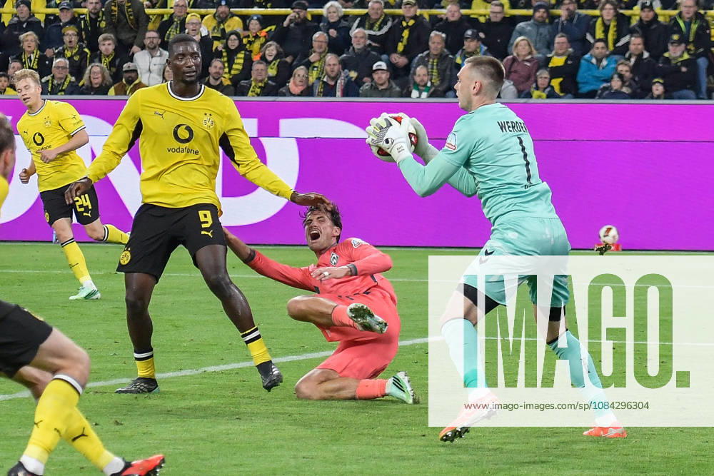 Karl Hein (Bremen 1) thwarts a scoring chance by Dortmund October 9, 2026 ¢ Soccer ¢ Borussia Dortmund vs. SV Werder Bremen, Signal Iduna Park, Dortmund, DFB and DFL regulations prohibit any use of photographs as image sequences and or quasi-video. NRW, Germany