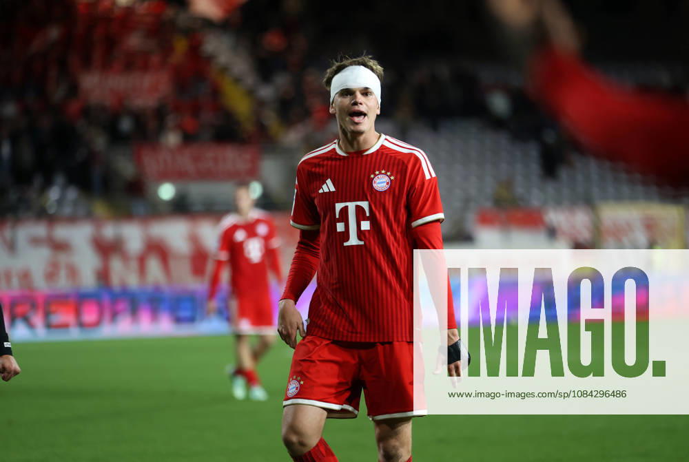 Soccer, Men s, Bavarian Regional League, 2026–2027 Season, FC Bayern Munich II vs. SpVgg Unterhaching, Grünwalder Stadium: Guido Della Rovere of FC Bayern Munich II wearing a turban and a head bandage