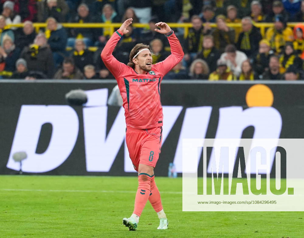 Mitchell Weiser of SV Werder Bremen, 8, celebrates after his team s second goal, which tied the game. GER, Borussia Dortmund vs. SV Werder Bremen, Bundesliga 1, Matchday 5, 2026–27 season, SIGNAL IDUNA PARK, Dortmund, October 9, 2026. DFL regulations prohibit any use of photographs as image sequences and or quasi-video. Borussia Dortmund vs. SV Werder Bremen, Bundesliga 1, Matchday 5, 2026–27 season, October 9, 2026, Dortmund