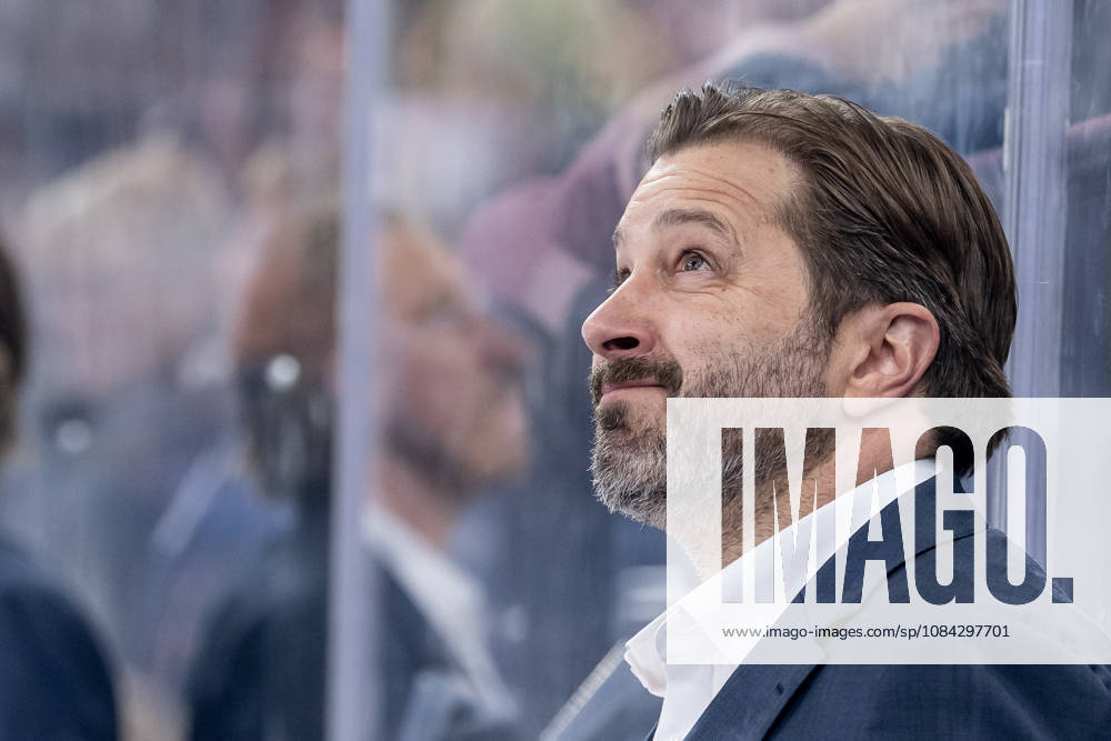 Oliver David, Head Coach of EHC Red Bull Munich, casts a critical glance toward the video cube. Portrait, GER, EHC Red Bull Munich vs. ERC Ingolstadt, DEL, 2026–2027 season, Matchday 7, October 9, 2026 Photo: HMB Media, Franz Feiner
