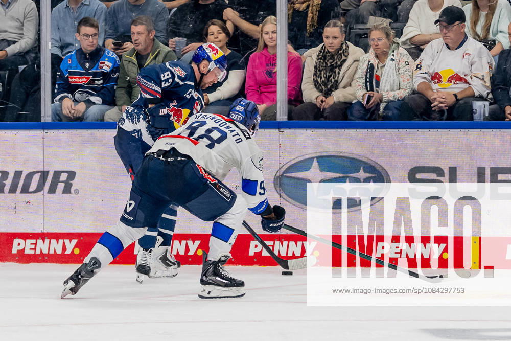 Battle for the Puck: Face-off between Maximilian Kastner (EHC Red Bull Munich, 93) and Peter Abbandonato (ERC Ingolstadt, 98 GER), EHC Red Bull Munich vs. ERC Ingolstadt, DEL, 2026–2027 season, Matchday 7, October 9, 2026 Photo: HMB Media, Franz Feiner