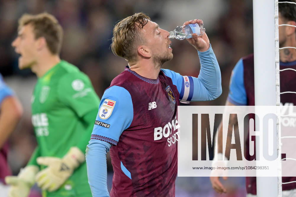 West Ham vs QPR Championship Jarrod Bowen of West Ham United takes a refreshment break during the West Ham vs Queens Park Rangers, EFL Championship match at the London Stadium Stratford. This image is for . Licence required from the Football DataCo for any other use. London The London Stadium UK