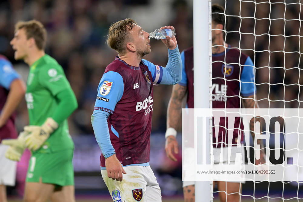 West Ham vs QPR Championship Jarrod Bowen of West Ham United takes a refreshment break during the West Ham vs Queens Park Rangers, EFL Championship match at the London Stadium Stratford. This image is for . Licence required from the Football DataCo for any other use. London The London Stadium UK