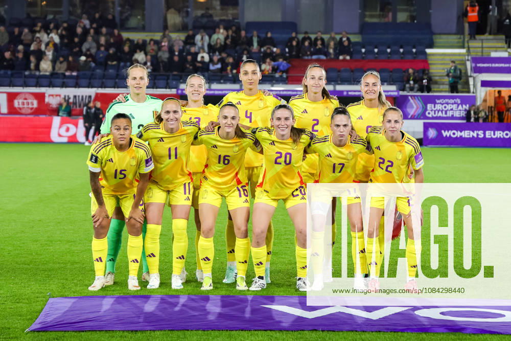 SOCCER WOMEN UEFA BELGIUM VS SCOTLAND Belgian players posing for a team photo at the start of a women football game between the national teams of Belgium , called the Red Flames , and Poland on Round 1 of Play Offs, first leg of the 2026-27 UEFA Women s European Qualifiers competition , on Saturday 9 October 2026 in Leuven , BELGIUM . PHOTO SPORTPIX Sevil OKTEM Leuven Den Dreef BELGIUM