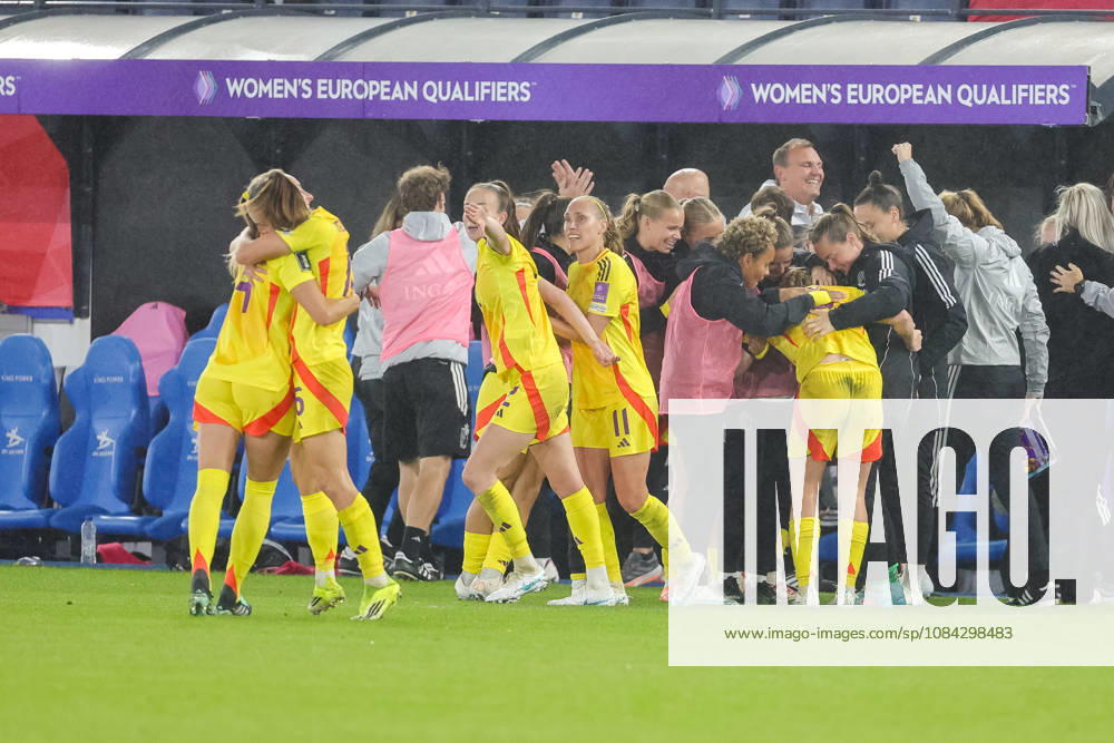 SOCCER WOMEN UEFA BELGIUM VS SCOTLAND Belgian players and staff celebrating the goal of Elena Dhont (13) of Belgium (1-0) during a women football game between the national teams of Belgium , called the Red Flames , and Poland on Round 1 of Play Offs, first leg of the 2026-27 UEFA Women s European Qualifiers competition , on Saturday 9 October 2026 in Leuven , BELGIUM . PHOTO SPORTPIX Sevil OKTEM Leuven Den Dreef BELGIUM