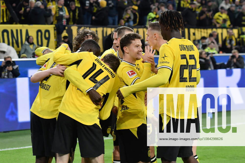 The Dortmund team: Cheering, joy, excitement, goal celebration, goal scorers, goal scorer for the 1–0 goal: Daniel Svensson, Dortmund, September 24, 2026 ¢ Soccer ¢ Borussia Dortmund vs. SV Werder Bremen, Signal Iduna Park, Dortmund, DFB and DFL regulations prohibit any use of photographs as image sequences and or quasi-video. NRW, Germany
