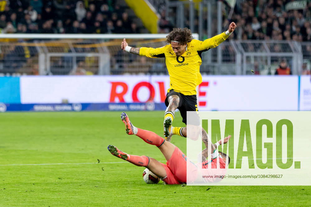 Dortmund, Germany, October 9, 2026, Bundesliga 1, 2026–2027, Matchday 5: Borussia Dortmund vs. SV Werder Bremen. Pictured, from left, in a tackle: Fabio Silva (BVB), Marco Friedl (SVW). DFL and DFB regulations prohibit any use of photographs as image sequences and or quasi-video. Signal Iduna Park, North Rhine-Westphalia