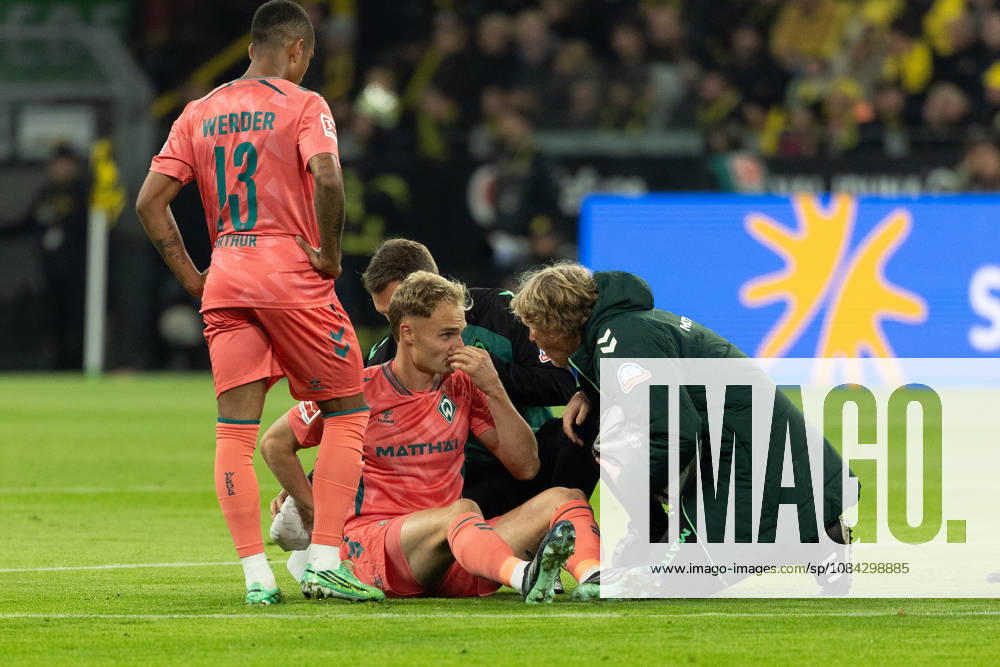 Dortmund, Germany, October 26, 2009, Amos Pieper of SV Werder Bremen receives medical treatment during the Bundesliga match between Borussia Dortmund and SV Werder Bremen at Signal Iduna Park in Dortmund. Photo by Joachim Bywaletz. DFB and DFL regulations prohibit any use of photographs as image sequences and or quasi-VVIDEO