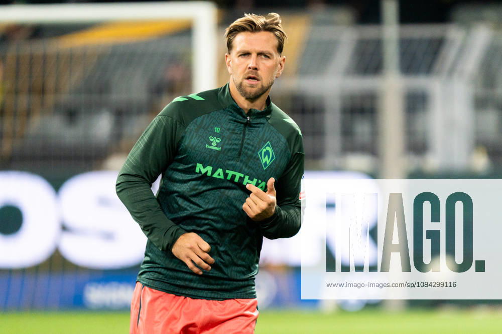 Germany 1 Bundesliga 2026–2027, Matchday 5: Borussia Dortmund vs. Werder Bremen, October 9, 2026, Signal Iduna Park, North Rhine-Westphalia. Niclas Füllkrug, No. 10, warming up.
