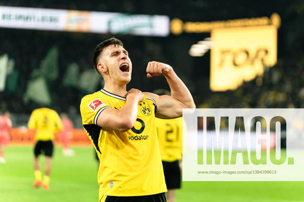 Germany 1 Bundesliga 2026–2027, Matchday 5: Borussia Dortmund vs. Werder Bremen, October 9, 2026, Signal Iduna Park, North Rhine-Westphalia. Goal to make it 2–0 by Nico Schlotterbeck of Borussia Dortmund, 4: Celebrations, joy, emotions, goal celebration, biceps