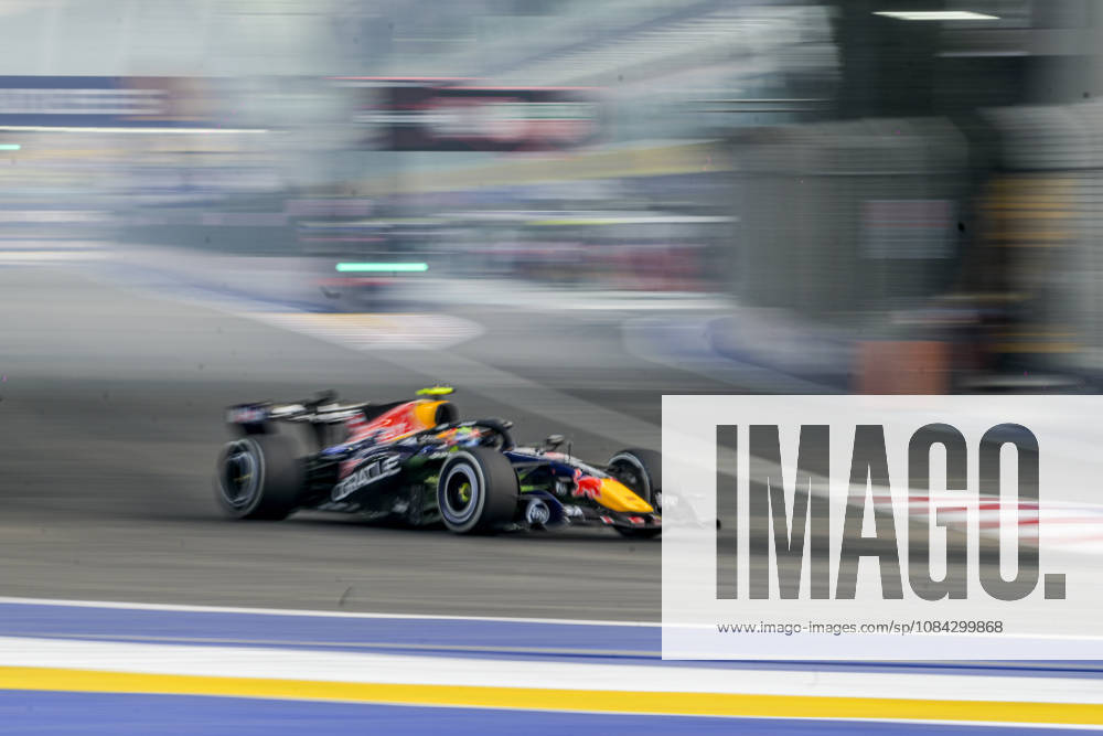 Isack Hadjar of Red Bull Racing approaches turn 1 during fp1, Friday, 9 October , Singapore Grand Prix 2026, Marina Bay Street Circuit, Singapore 2026. Singapore Singapore - ZUMAc251 20261009_znp_c251_032