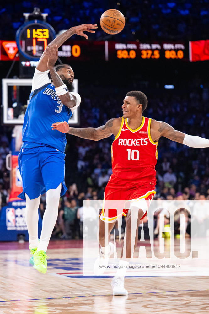 (261010) -- MACAO, Oct. 10, 2026 -- Naji Marshall (L) of Dallas Mavericks passes the ball during the 2026-2027 NBA, Basketball Herren, USA preseason game between Houston Rockets and Dallas Mavericks in Macao, south China, Oct. 9, 2026. ) (SP)CHINA-MACAO-BASKETBALL-NBA PRESEASON-LAKERS VS MAVERICKS(CN) CheongxKamxKa