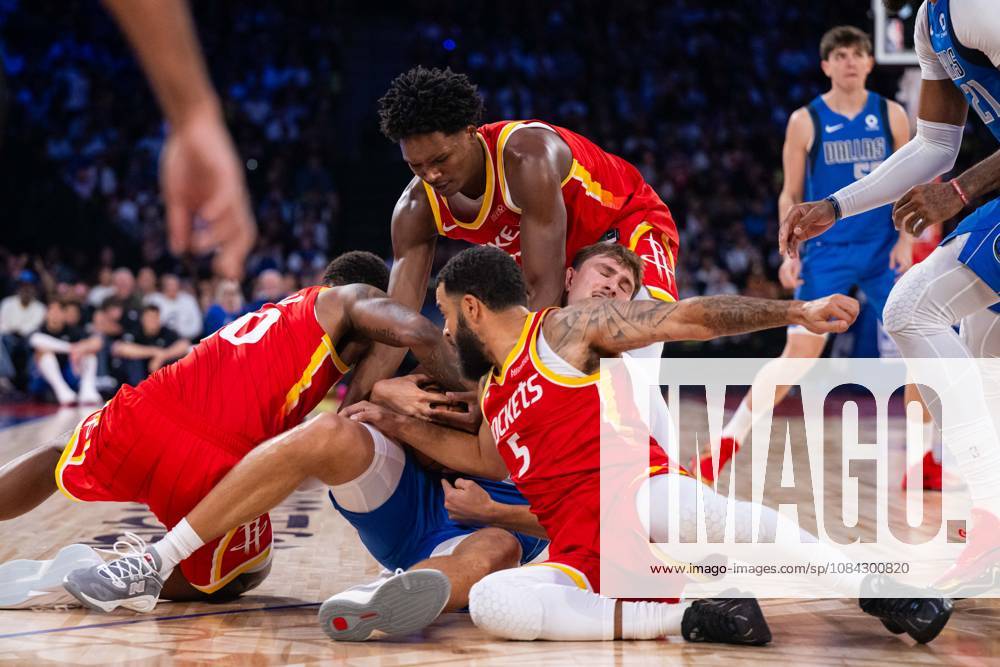 (261010) -- MACAO, Oct. 10, 2026 -- Cooper Flagg (C) of Dallas Mavericks saves the ball during the 2026-2027 NBA, Basketball Herren, USA preseason game between Houston Rockets and Dallas Mavericks in Macao, south China, Oct. 9, 2026. ) (SP)CHINA-MACAO-BASKETBALL-NBA PRESEASON-LAKERS VS MAVERICKS(CN) CheongxKamxKa