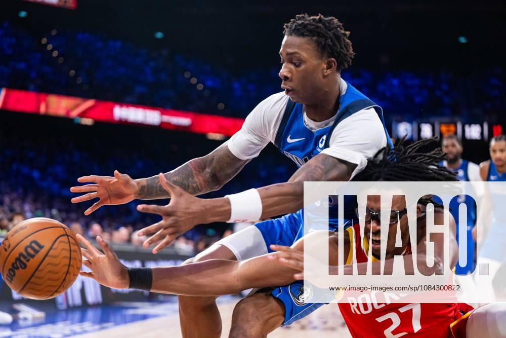(261010) -- MACAO, Oct. 10, 2026 -- Isaiah Crawford (R) of Houston Rockets vies with Tobi Lawal of Dallas Mavericks during the 2026-2027 NBA, Basketball Herren, USA preseason game between Houston Rockets and Dallas Mavericks in Macao, south China, Oct. 9, 2026. ) (SP)CHINA-MACAO-BASKETBALL-NBA PRESEASON-LAKERS VS MAVERICKS(CN) CheongxKamxKa