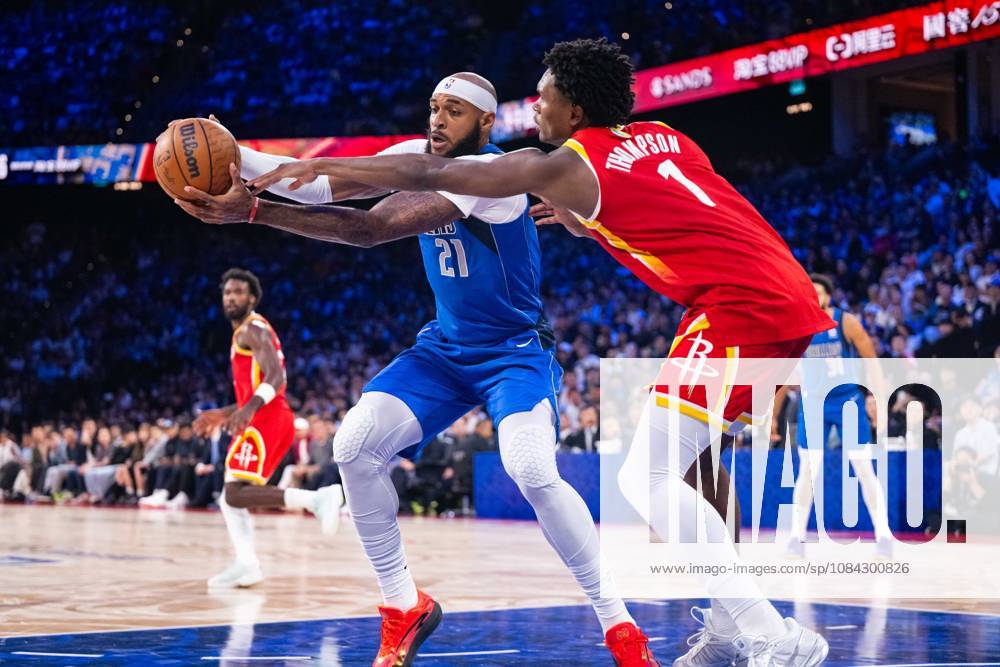 (261010) -- MACAO, Oct. 10, 2026 -- Daniel Gafford (L) of Dallas Mavericks vies with Amen Thompson of Houston Rockets during the 2026-2027 NBA, Basketball Herren, USA preseason game between Houston Rockets and Dallas Mavericks in Macao, south China, Oct. 9, 2026. ) (SP)CHINA-MACAO-BASKETBALL-NBA PRESEASON-LAKERS VS MAVERICKS(CN) CheongxKamxKa