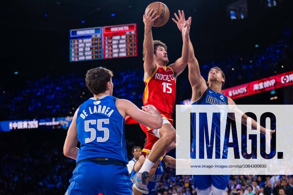 (261010) -- MACAO, Oct. 10, 2026 -- Reed Sheppard (C) of Houston Rockets goes for a layup during the 2026-2027 NBA, Basketball Herren, USA preseason game between Houston Rockets and Dallas Mavericks in Macao, south China, Oct. 9, 2026. ) (SP)CHINA-MACAO-BASKETBALL-NBA PRESEASON-ROCKETS VS MAVERICKS(CN) CheongxKamxKa