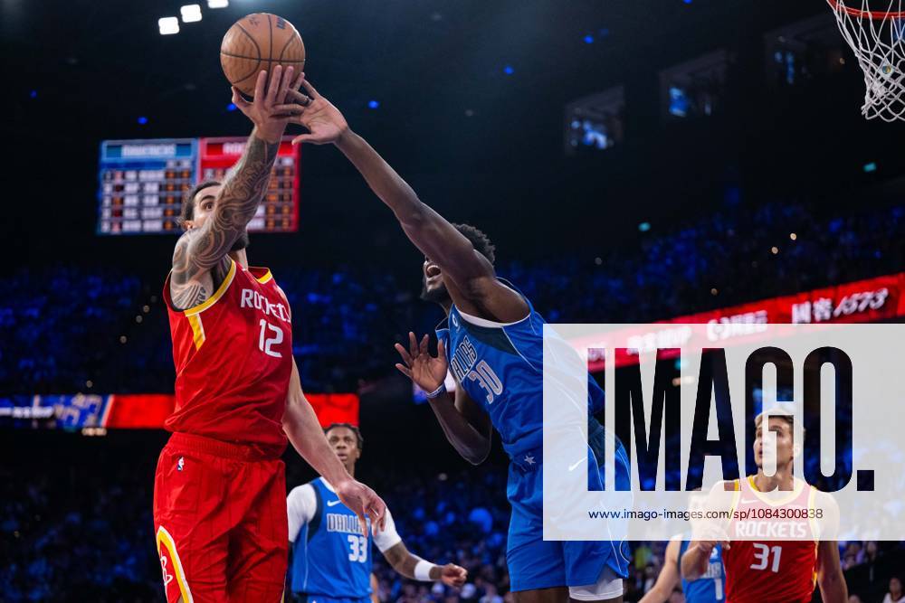 (261010) -- MACAO, Oct. 10, 2026 -- Steven Adams (front L) of Houston Rockets vies with Moussa Cisse of Dallas Mavericks during the 2026-2027 NBA, Basketball Herren, USA preseason game between Houston Rockets and Dallas Mavericks in Macao, south China, Oct. 9, 2026. ) (SP)CHINA-MACAO-BASKETBALL-NBA PRESEASON-ROCKETS VS MAVERICKS(CN) CheongxKamxKa